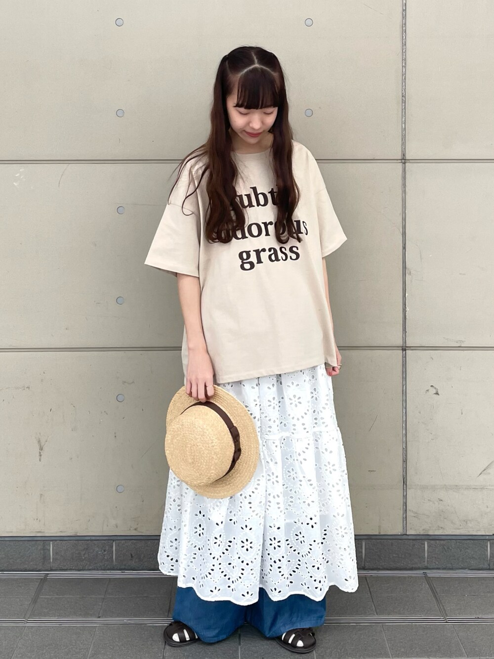 ベージュ系のTシャツ/カットソー、ホワイト系のスカート、ブルー系のパンツを着用したレディースの春コーディネートの2枚目の写真