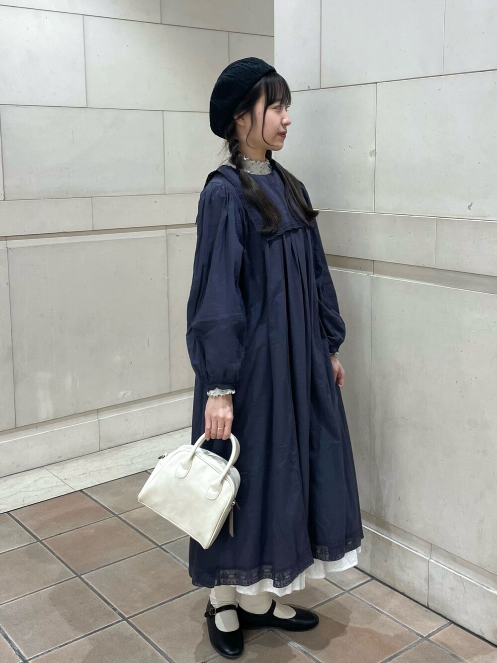 「Samansa Mos2、TSUHARU by Samansa Mos2、ほめられ本命コーデ、休日スタイル、ミニバッグ、ボストンバッグ、ベレー帽、ストラップシューズ、レースワンピース、ワンピース、春色、プチプラ、レイヤードスタイル、シンプルコーデ、きれいめカジュアル」|「Samansa Mos2の2WAYボストンショルダーバッグ(ハンドバッグ、ホワイト系)」を使った、kanaさん(レディース・163cm)の冬コーディネートの4枚目の写真