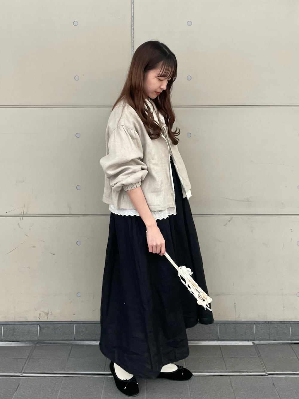 「Samansa Mos2、kazumiコラボ、ほめられ本命コーデ、プチプラ、リネン、キャミワンピ、レイヤードスタイル、春コーデ、春色、ジャケット、バレエシューズ、キャミワンピース、白ブラウス、ベージュ、ブラック」｜「Samansa Mos2のアイテム（ジャケット/アウター、ベージュ系）」を使った、kanaさん（レディース・163cm）の冬コーディネートの2枚目の写真