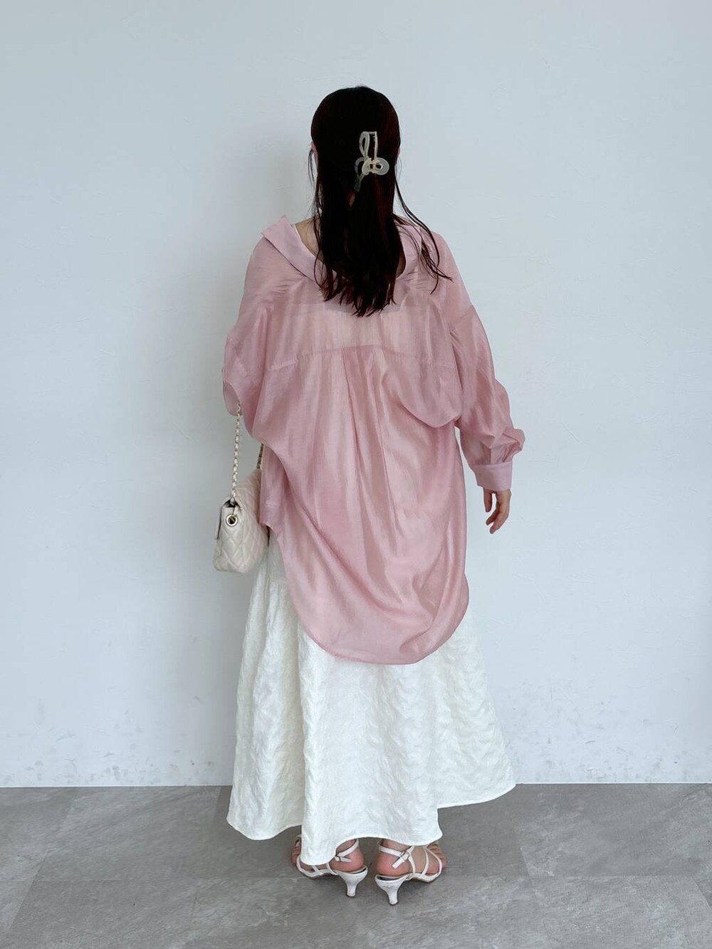 ホワイト系のワンピース、ピンク系のシャツ/ブラウス、ホワイト系のショルダーバッグを着用したレディースの夏コーディネートの3枚目の写真