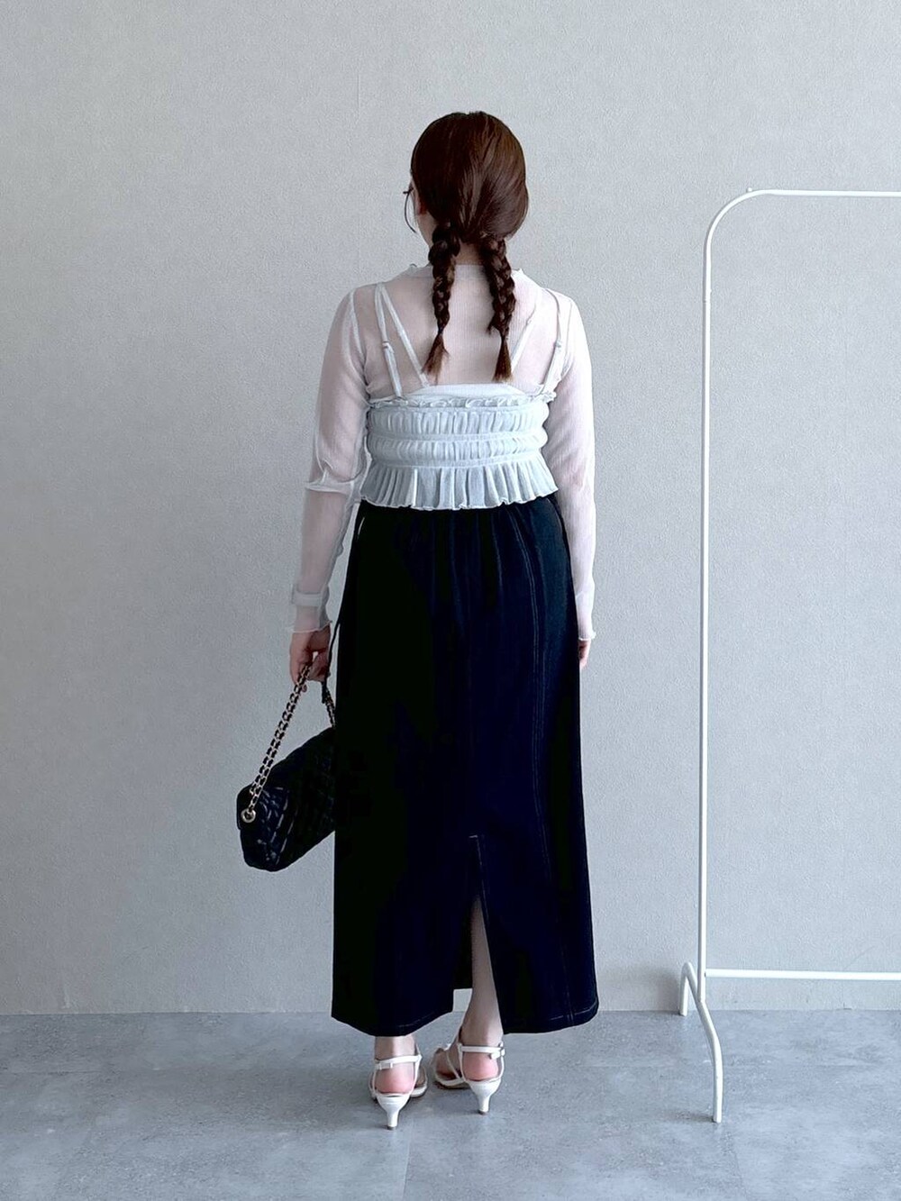 ホワイト系のTシャツ/カットソー、ブラック系のスカート、ブラック系のショルダーバッグを着用したレディースの夏コーディネートの3枚目の写真