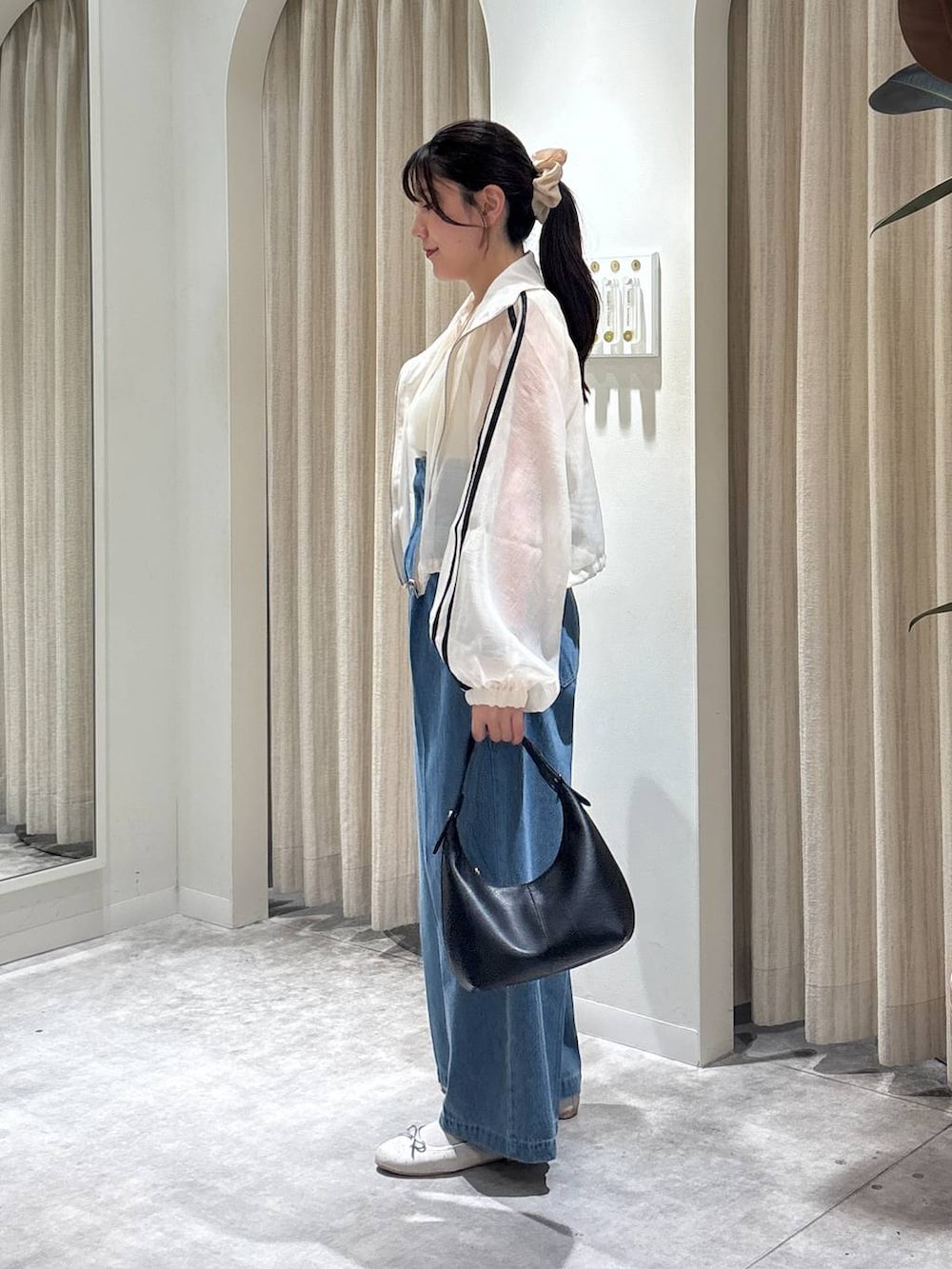 ホワイト系のタンクトップ、シルバー系のバレエシューズ、ベージュ系のブルゾンを着用したレディースの春コーディネートの2枚目の写真