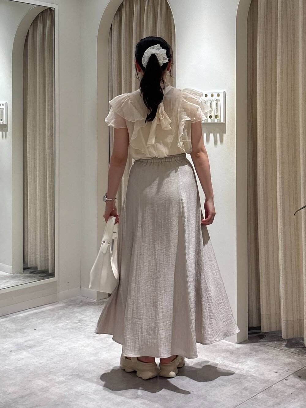 ホワイト系のサンダル、ホワイト系のショルダーバッグ、ホワイト系のシャツ/ブラウスを着用したレディースの春コーディネートの3枚目の写真