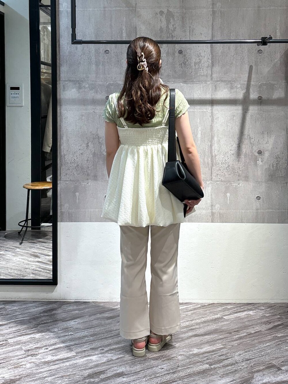 グレー系のサンダル、ベージュ系のその他パンツ、グリーン系のTシャツ/カットソーを着用したレディースの夏コーディネートの3枚目の写真