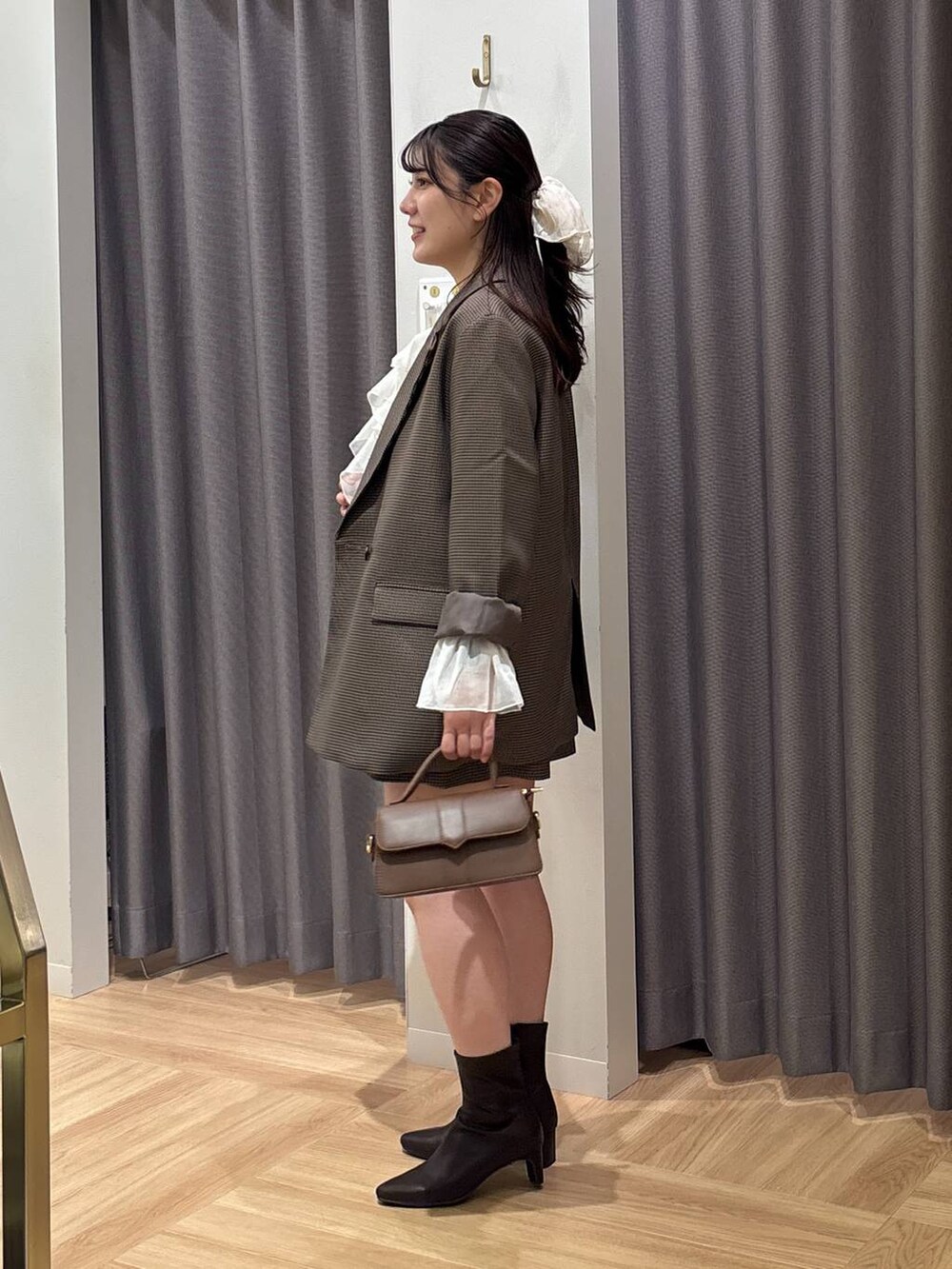 ホワイト系のシャツ/ブラウス、ブラウン系のその他パンツ、ブラウン系のテーラードジャケットを着用したレディースの秋コーディネートの2枚目の写真