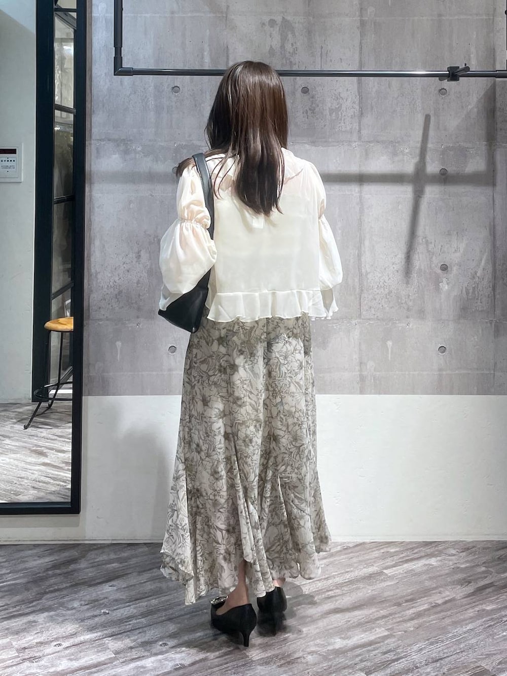 ホワイト系のシャツ/ブラウス、ブラック系のパンプス、ホワイト系のスカートを着用したレディースの春コーディネートの3枚目の写真