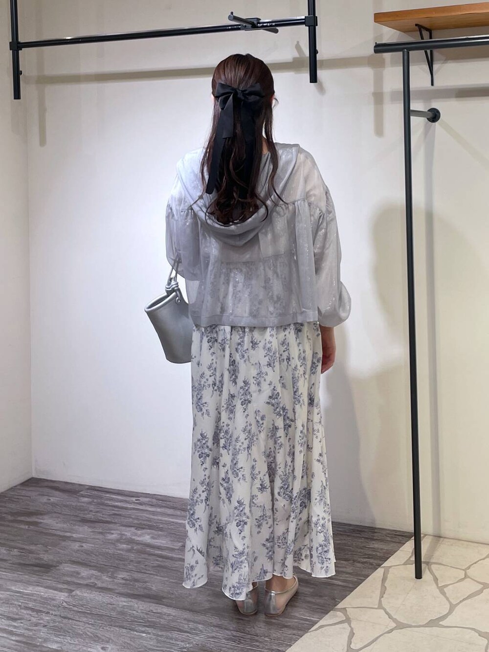 シルバー系のバレエシューズ、ブルー系のパーカー、ホワイト系のTシャツ/カットソーを着用したレディースの春コーディネートの3枚目の写真