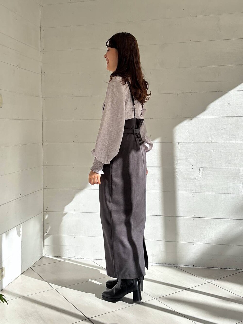 ブラック系のブーツ、グレー系のスカート、グレー系のシャツ/ブラウスを着用したレディースの冬コーディネートの2枚目の写真