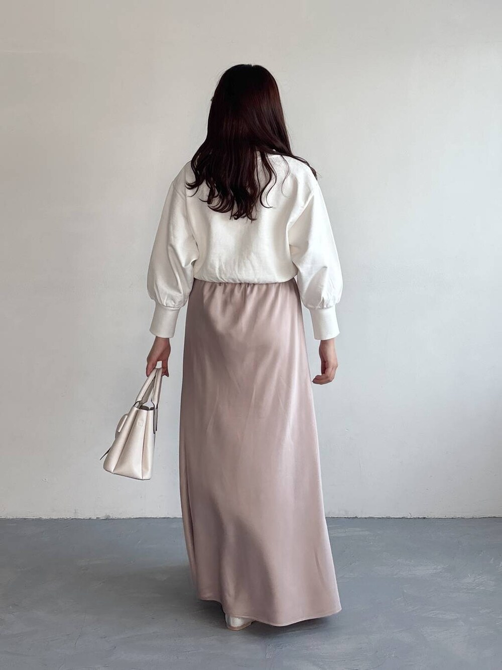 ホワイト系のショルダーバッグ、シルバー系のバレエシューズ、ホワイト系のスウェットを着用したレディースの春コーディネートの3枚目の写真