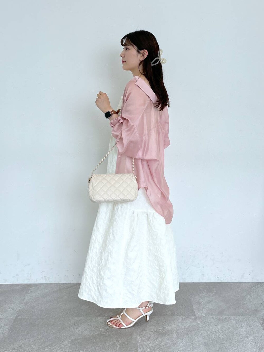 ホワイト系のワンピース、ピンク系のシャツ/ブラウス、ホワイト系のショルダーバッグを着用したレディースの夏コーディネートの2枚目の写真