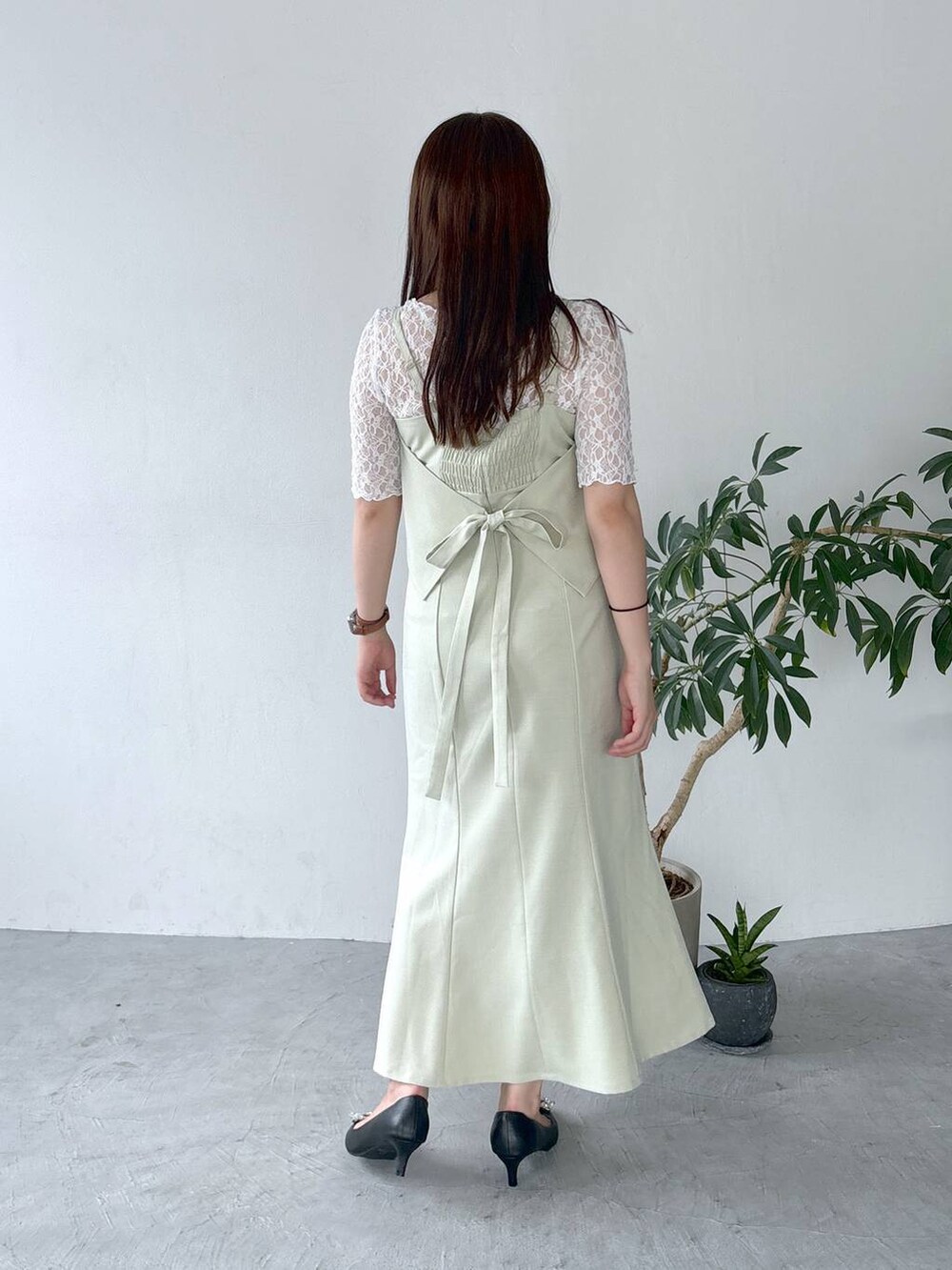 ブラック系のパンプス、ホワイト系のTシャツ/カットソー、ホワイト系のドレスを着用したレディースの夏コーディネートの3枚目の写真