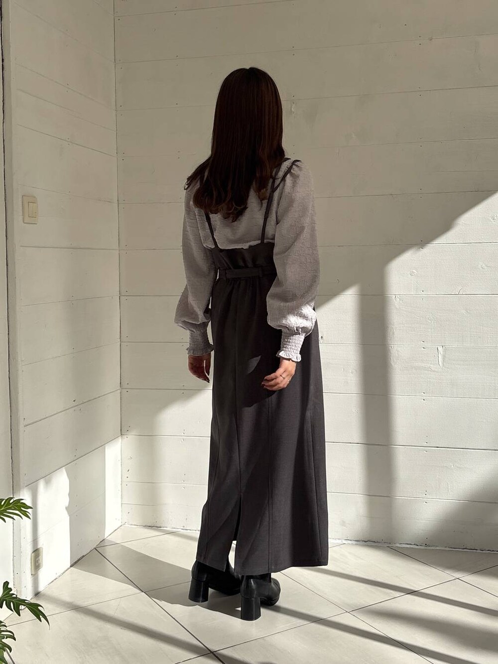 ブラック系のブーツ、グレー系のスカート、グレー系のシャツ/ブラウスを着用したレディースの冬コーディネートの3枚目の写真