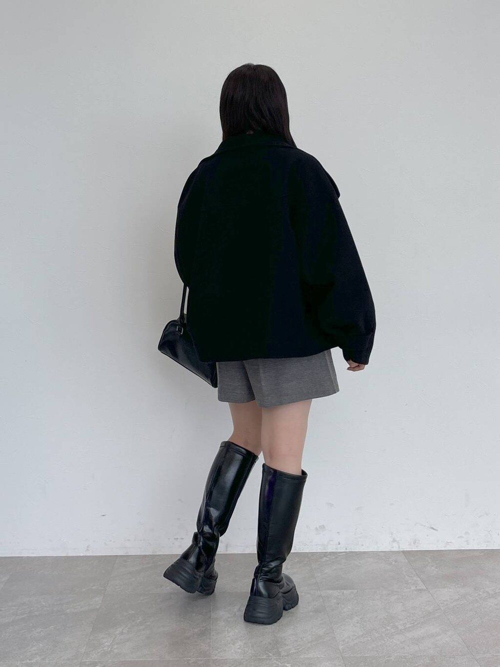 「きれいめ、ベーシック/シンプル、カジュアル」|「mysty womanのスタンドカラーショートコート 126025(ピーコート、ブラック系)」を使った、Renaさん(レディース・155cm)の秋コーディネートの3枚目の写真