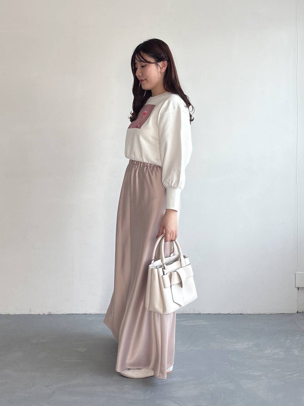 ホワイト系のショルダーバッグ、シルバー系のバレエシューズ、ホワイト系のスウェットを着用したレディースの春コーディネートの2枚目の写真