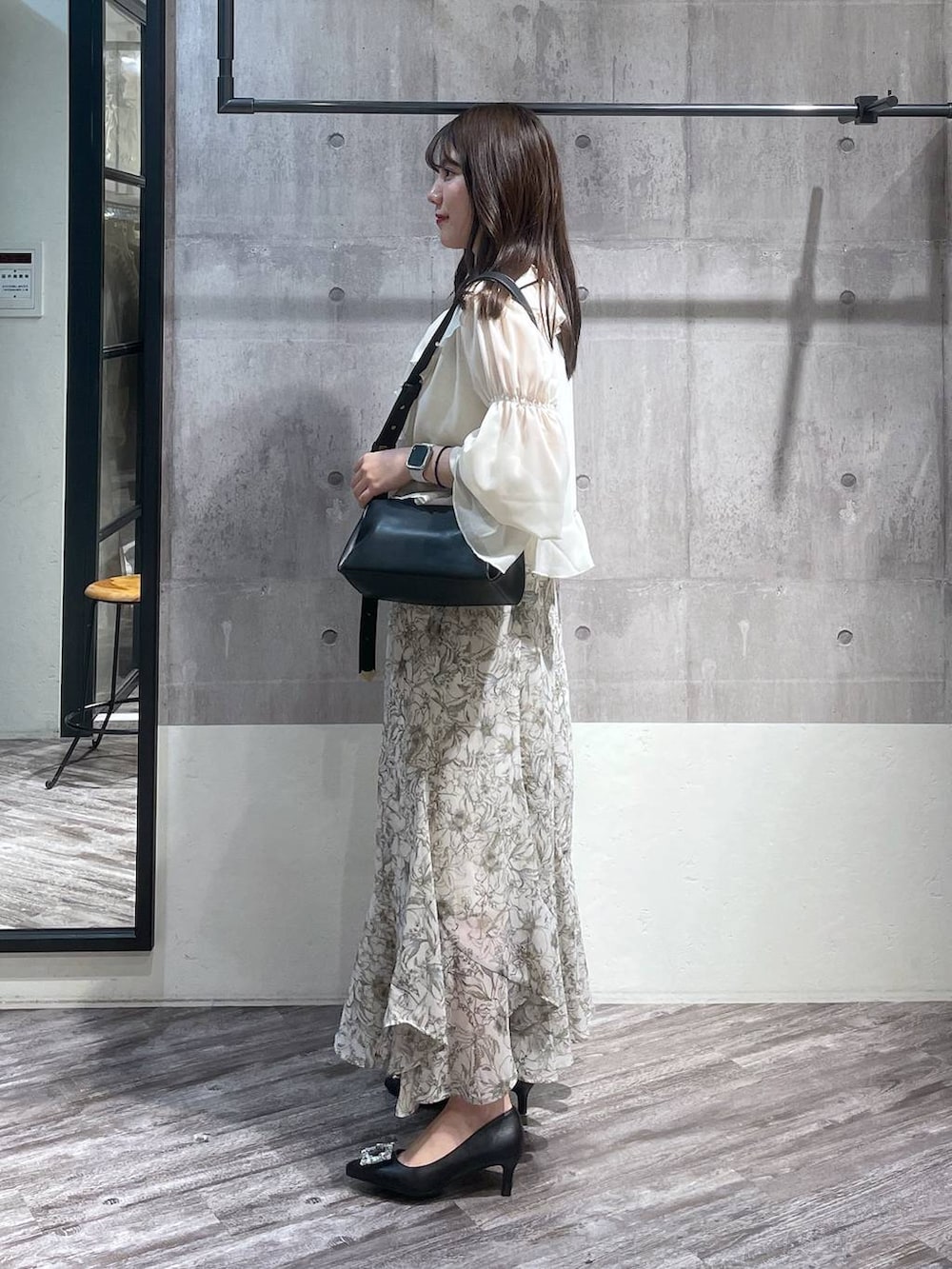 ホワイト系のシャツ/ブラウス、ブラック系のパンプス、ホワイト系のスカートを着用したレディースの春コーディネートの2枚目の写真