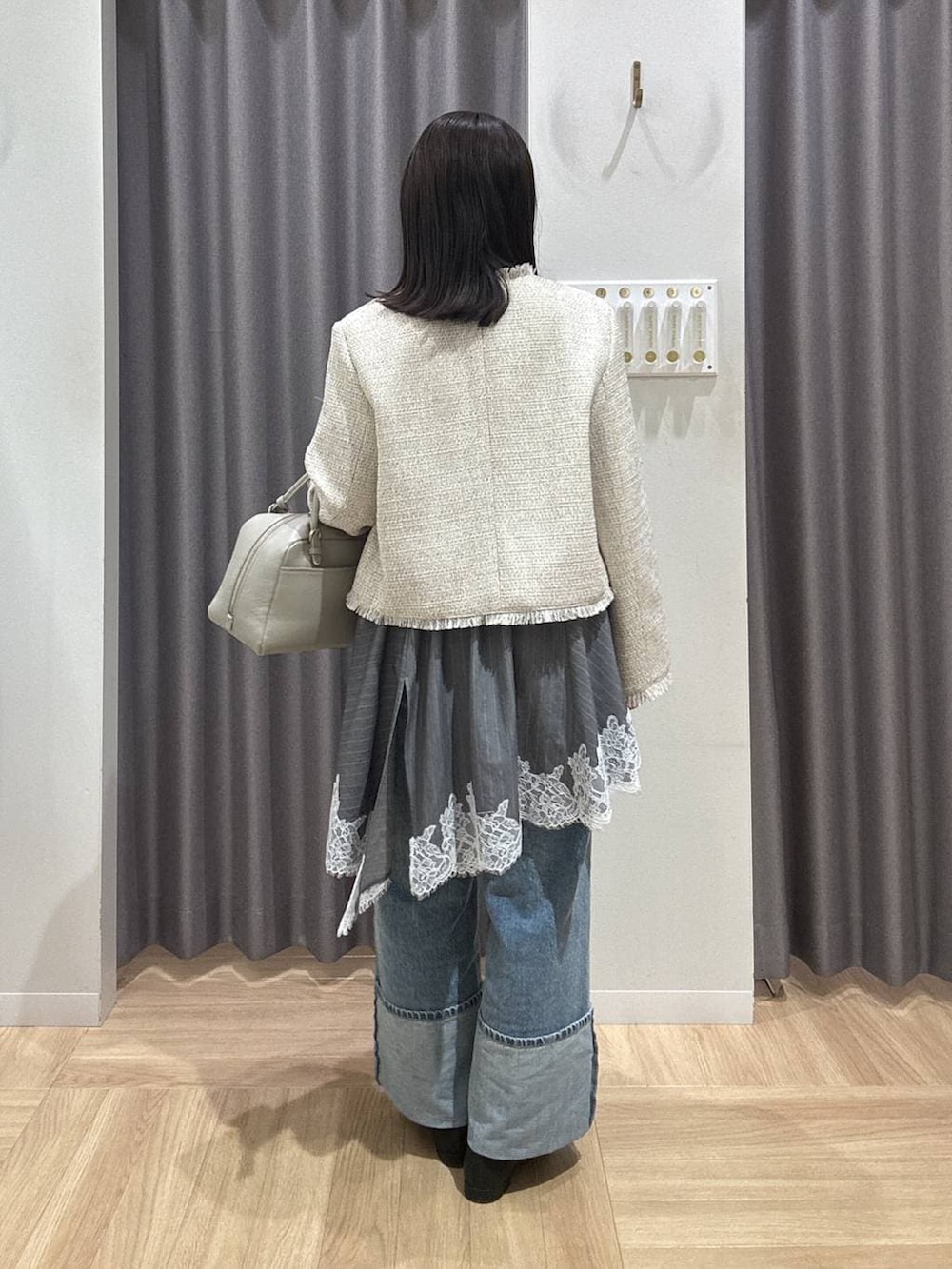 ベージュ系のハンドバッグ、ブラック系のパンプス、ホワイト系のTシャツ/カットソーを着用したレディースの春コーディネートの3枚目の写真