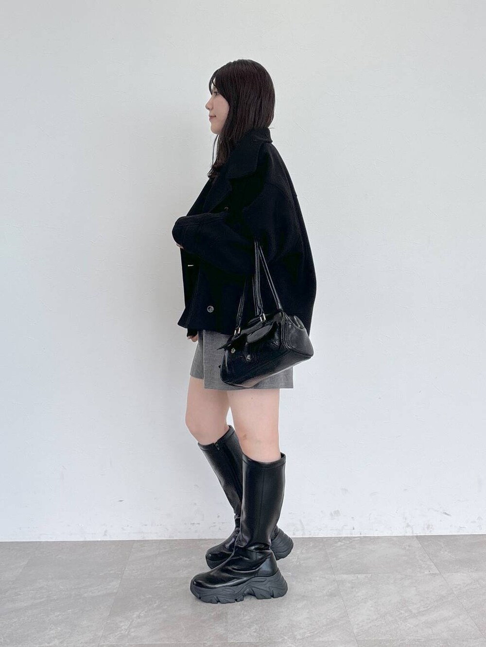 「きれいめ、ベーシック/シンプル、カジュアル」|「mysty womanのスタンドカラーショートコート 126025(ピーコート、ブラック系)」を使った、Renaさん(レディース・155cm)の秋コーディネートの2枚目の写真