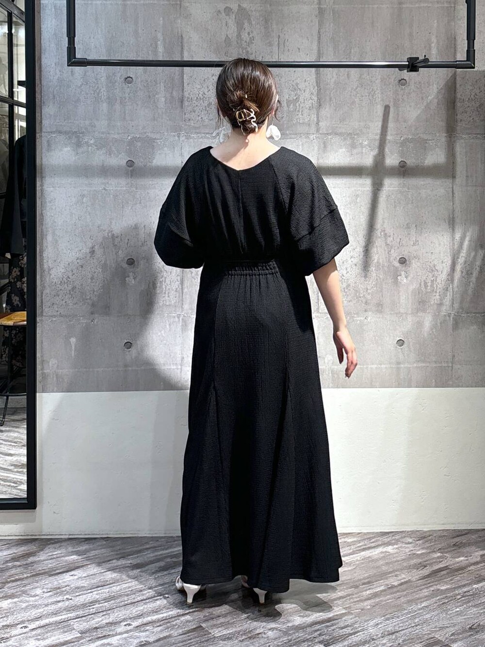 ブラック系のショルダーバッグ、ホワイト系のサンダル、ブラック系のワンピースを着用したレディースの春コーディネートの3枚目の写真