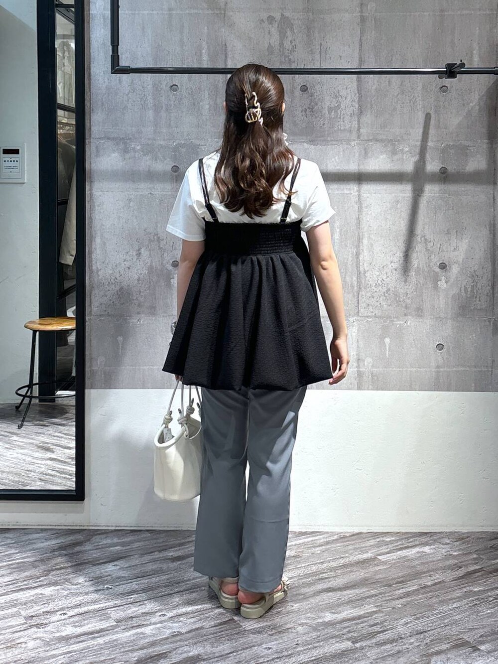 グレー系のサンダル、ブルー系のその他パンツ、ホワイト系のTシャツ/カットソーを着用したレディースの夏コーディネートの3枚目の写真