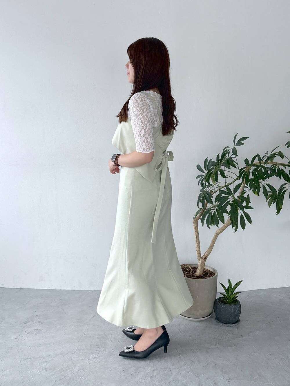 ブラック系のパンプス、ホワイト系のTシャツ/カットソー、ホワイト系のドレスを着用したレディースの夏コーディネートの2枚目の写真