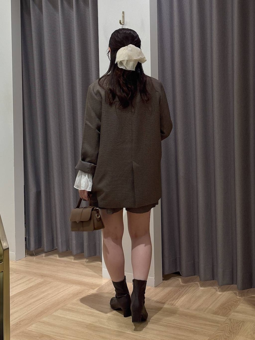 ホワイト系のシャツ/ブラウス、ブラウン系のその他パンツ、ブラウン系のテーラードジャケットを着用したレディースの秋コーディネートの3枚目の写真