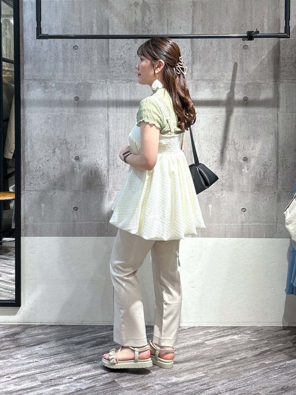 グレー系のサンダル、ベージュ系のその他パンツ、グリーン系のTシャツ/カットソーを着用したレディースの夏コーディネートの2枚目の写真