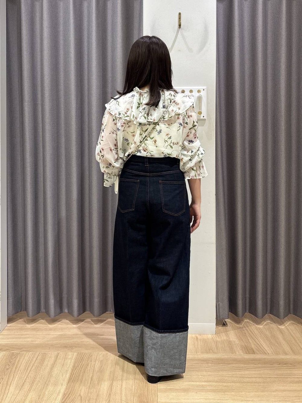 ブラック系のパンプス、ホワイト系のシャツ/ブラウス、ブルー系のデニムパンツを着用したレディースの春コーディネートの3枚目の写真