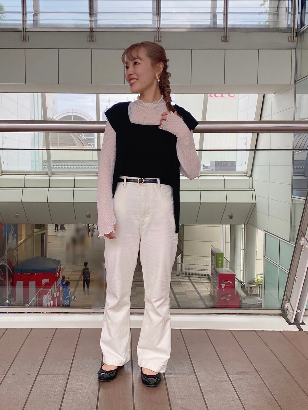 「大人かわいい、大人カジュアル、モノトーンコーデ、フレアパンツ、レイヤードスタイル、秋コーデ、低身長、カーディガンコーデ、earth music&ecology、earthstaff」｜「earth music&ecologyのカラーフレアパンツ（その他パンツ、ホワイト系）」を使った、なぽんさん（レディース・150cm）の秋コーディネートの2枚目の写真
