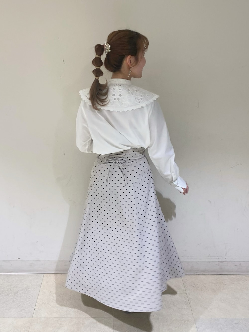 「レースアップスカート、春服、春コーデ、ガーリーコーデ、襟付きブラウス、フレアスカート、earth music&ecology、earthstaff、低身長、150cm、150cmコーデ」｜「earth music&ecologyの2way刺繍衿ブラウス（シャツ/ブラウス、ホワイト系）」を使った、なぽんさん（レディース・150cm）の春コーディネートの2枚目の写真
