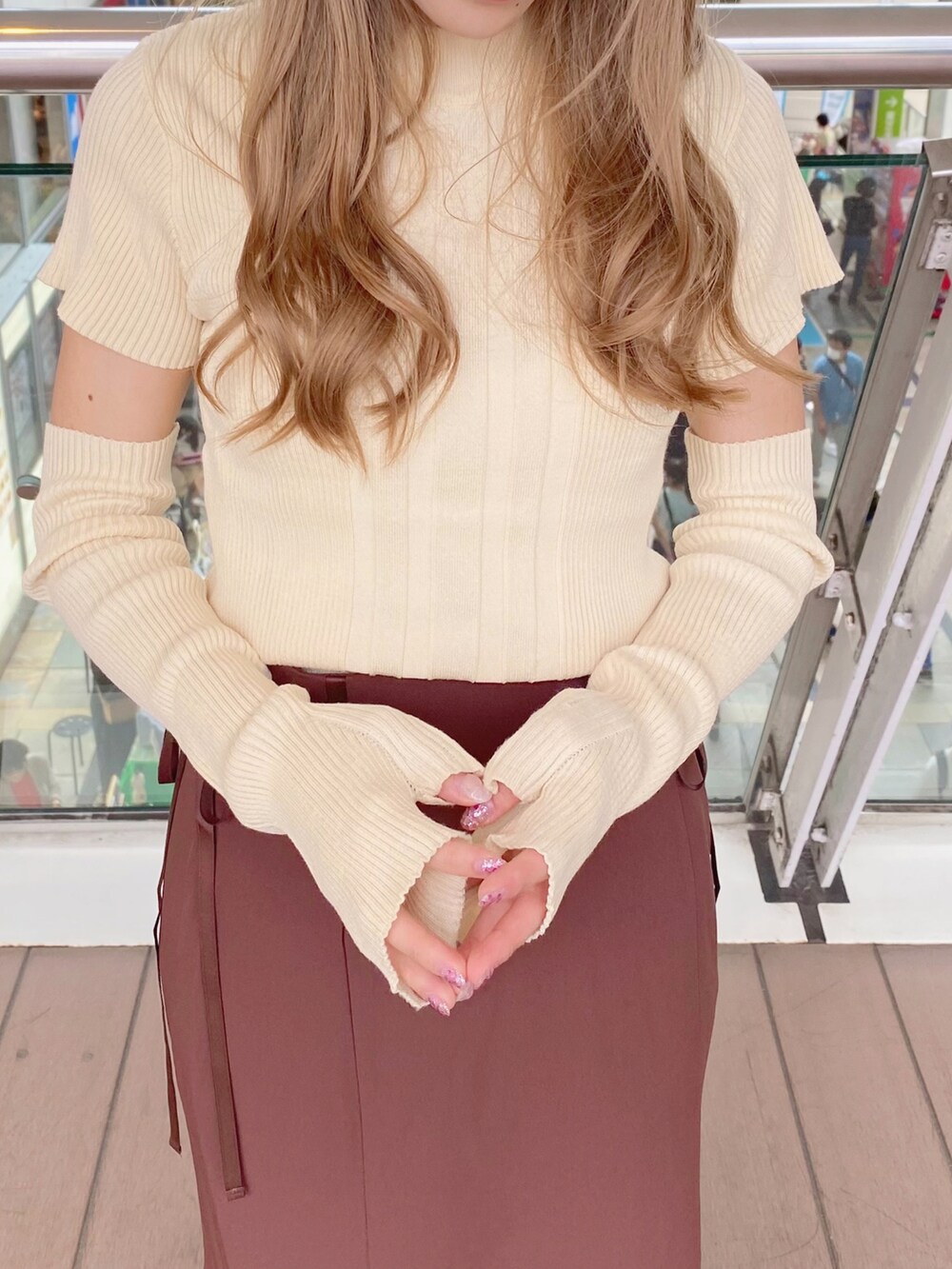 「秋先取りコーデ、アームウォーマー、オトナカワイイ、マーメイドスカート、バレエシューズ、秋コーデ、earth music&ecology、EATME、低身長、低身長コーデ、150cmコーデ」｜「earth music&ecologyのサテンリボン付きマーメイドスカート（スカート、ブラウン系）」を使った、なぽんさん（レディース・150cm）の秋コーディネートの2枚目の写真