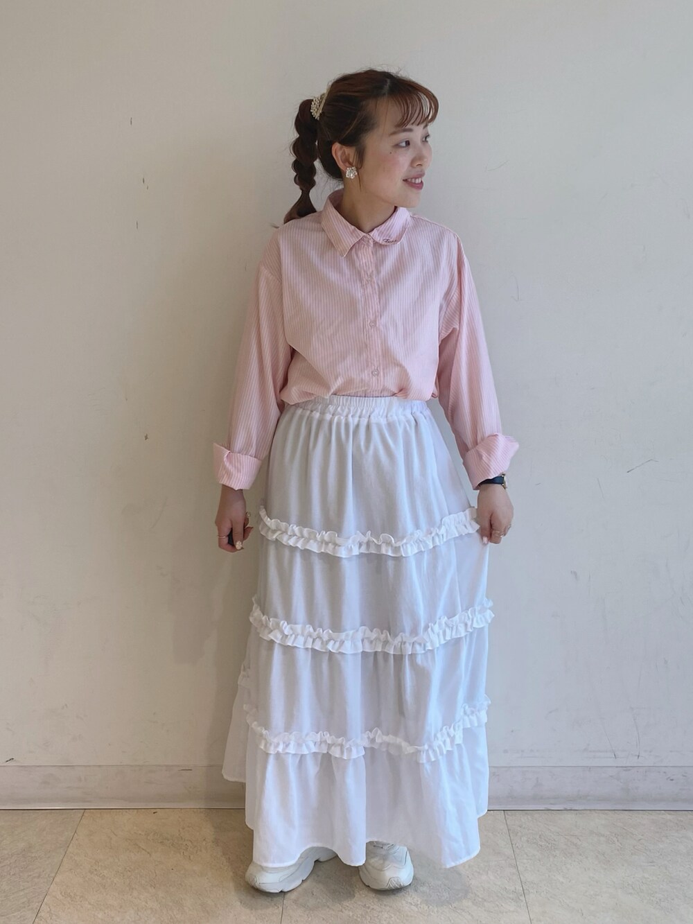 「春コーデ、夏コーデ、シャツコーデ、ロングスカート、スニーカーコーデ、earth music&ecology、earthstaff、低身長、低身長コーデ」｜「earth music&ecologyのワンポイントロゴシャツ（シャツ/ブラウス、ピンク系）」を使った、なぽんさん（レディース・150cm）の春コーディネートの2枚目の写真