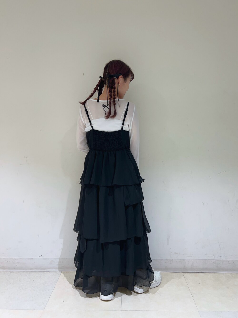「キャミワンピ、モノトーンコーデ、カジュアルコーデ、シアートップス、秋コーデ、低身長、earth music&ecology、earthstaff」｜「earth music&ecologyのアシンメトリーティアードワンピース（ワンピース、ブラック系）」を使った、なぽんさん（レディース・150cm）の秋コーディネートの2枚目の写真