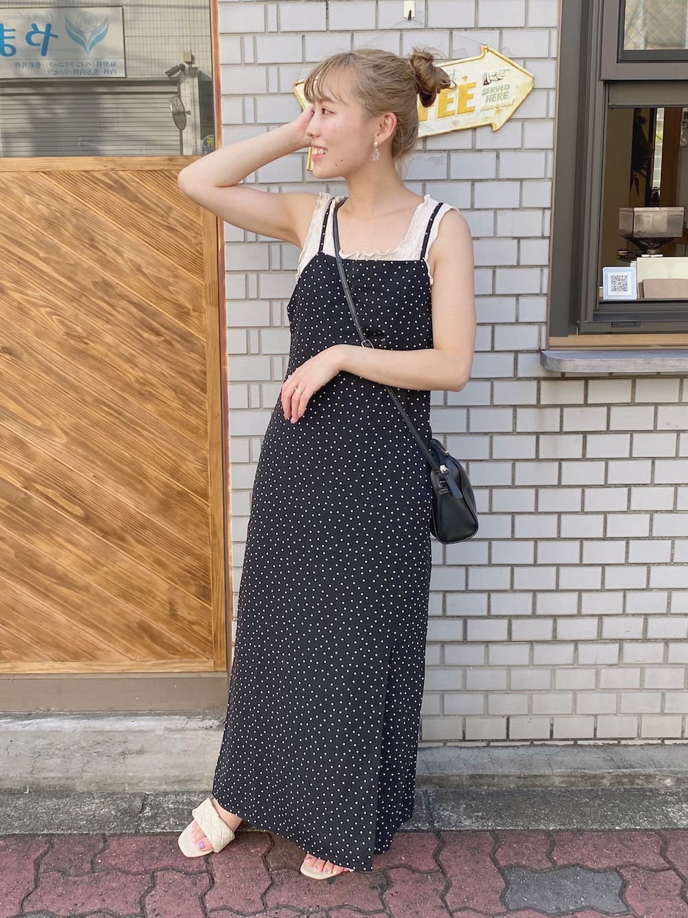 「キャミワンピース、キャミ×タンク、ドットワンピ、レイヤード、夏コーデ、秋服準備はじめました、大人女子、休日コーデ、低身長コーデ、150cmコーデ、earth music&ecology、earthstaff」｜「earth music&ecologyのスリットドットキャミワンピース（ワンピース、ブラック系）」を使った、なぽんさん（レディース・150cm）の秋コーディネートの2枚目の写真