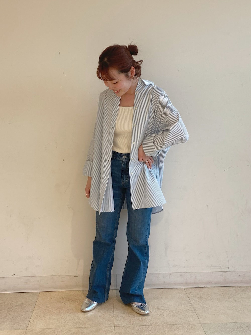 「春服コーデ、デニム、オトナカジュアル、春カラー、羽織り、シャツコーデ、低身長コーデ、150cmコーデ、earth music&ecology、earthstaff」｜「earth music&ecologyのレイヤードニットタンクトップ（インナーウェア/肌着、ホワイト系）」を使った、なぽんさん（レディース・150cm）の春コーディネートの2枚目の写真