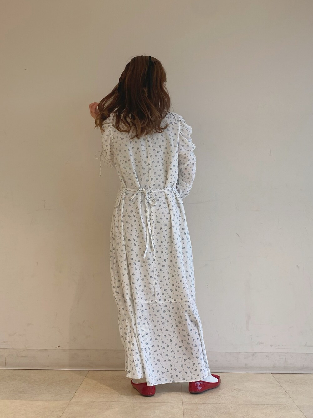 「ワンピース、春ワンピ、春物、お花見コーデ、春のNewスタイル、春服コーデ、低身長女子、低身長コーデ、earth music&ecology、earthstaff、花柄ワンピース」｜「earth music&ecologyの袖ドロストフラワーワンピース（ワンピース、ブルー系）」を使った、なぽんさん（レディース・150cm）の春コーディネートの2枚目の写真