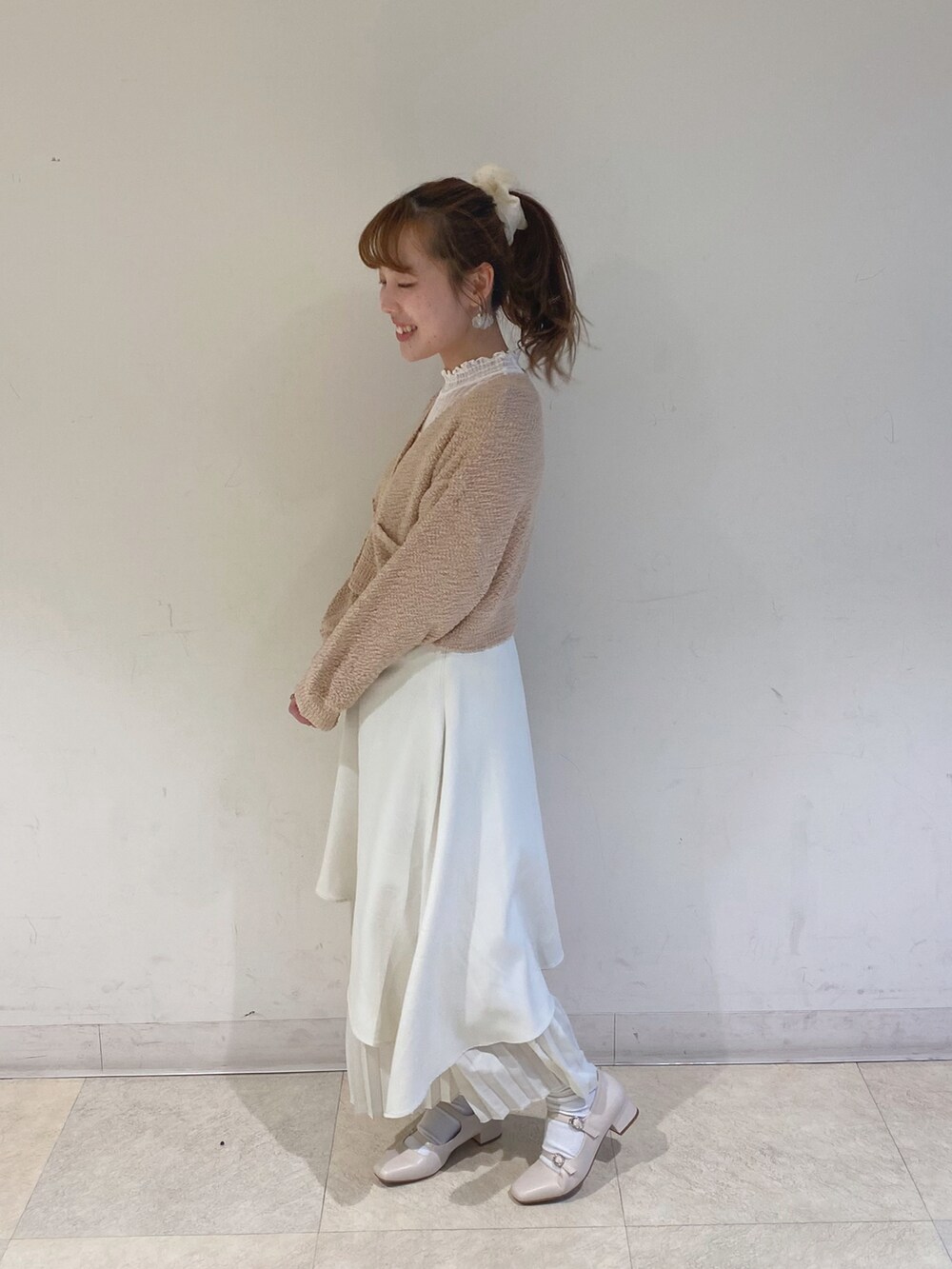 「春のおしゃ見えテクニック、春服、お出かけコーデ、春服コーデ、プリーツスカート、ショート丈、earth music&ecology、earthstaff、150cm台コーデ、低身長コーデ」｜「earth music&ecologyのプリーツドッキングスカート（スカート、ホワイト系）」を使った、なぽんさん（レディース・150cm）の春コーディネートの2枚目の写真