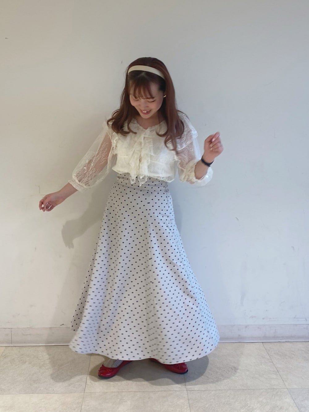 「春、ガーリーコーデ、大人ガーリー、フレアスカート、レースブラウス、earth music&ecology、earthstaff、低身長、150cmコーデ」｜「earth music&ecologyのラッフル衿レースブラウス（カーディガン/ボレロ、ホワイト系）」を使った、なぽんさん（レディース・150cm）の春コーディネートの2枚目の写真