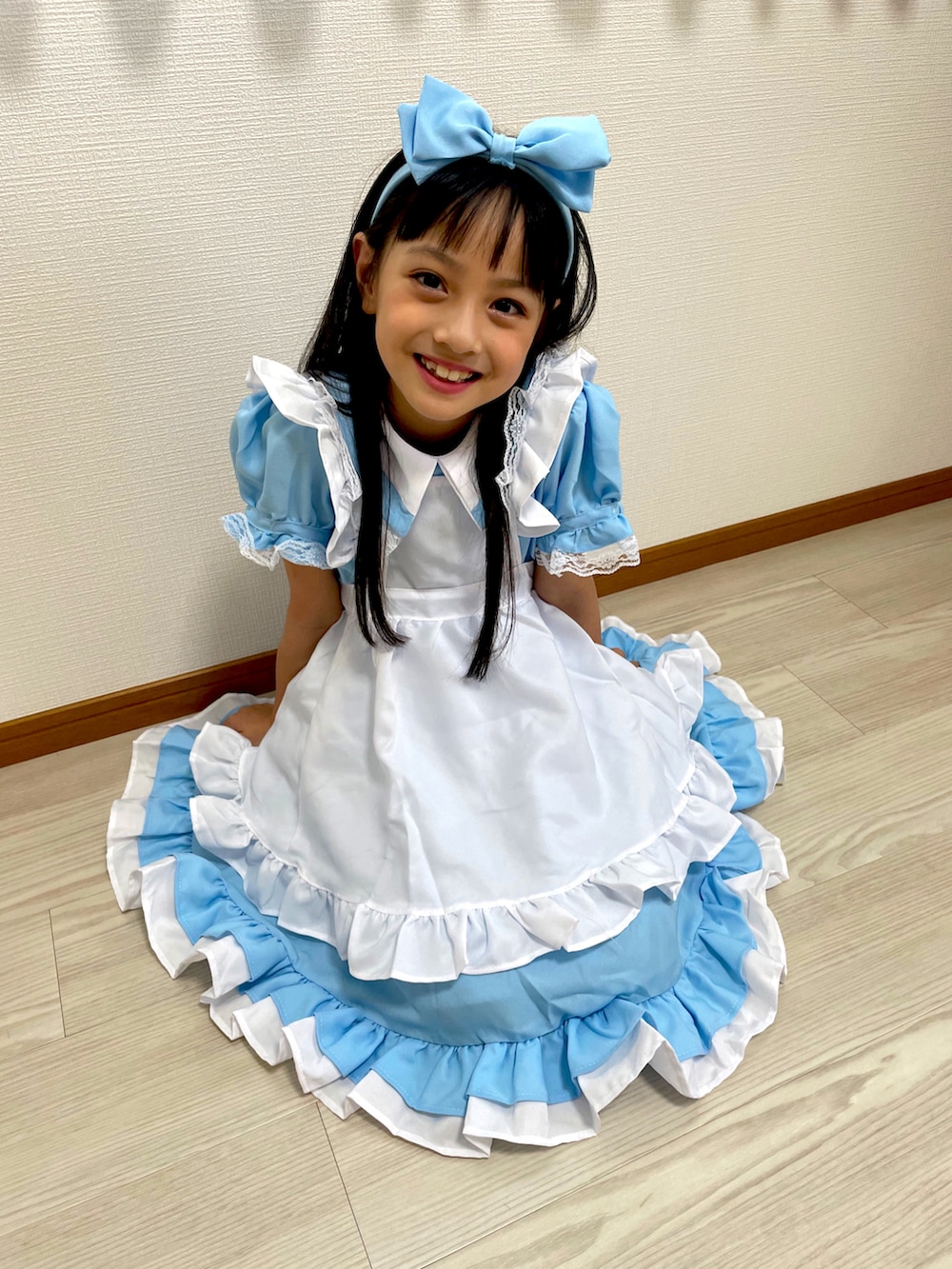 「WEARハロウィン2022、ハロウィン、秋コーデ、おしゃれさんと繋がりたい、ふしぎの国のアリス、マッドハッター、ハロウィンコーデ、ディズニー、リンクコーデ、おそろいコーデ」｜「楽天のアイテム（ワンピース/ドレス、ブルー系）」を使った、seriさん（キッズ・130cm）の秋コーディネートの2枚目の写真