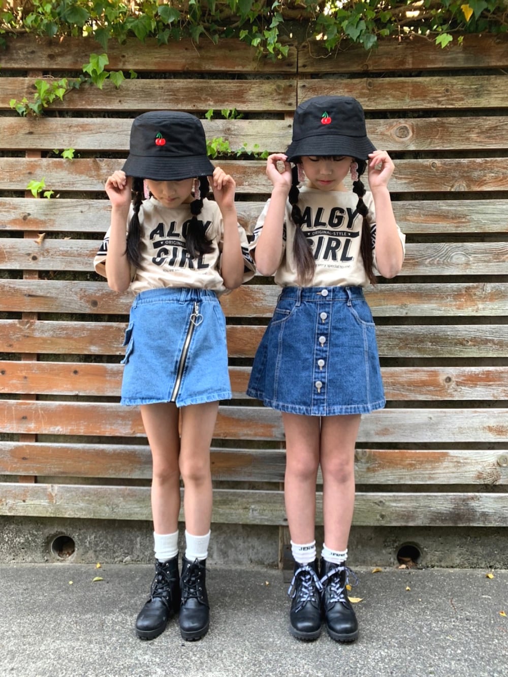 ベージュ系のTシャツ/カットソー、ブラック系のブーツ、ブルー系のデニムスカートを着用したキッズの春コーディネートの2枚目の写真