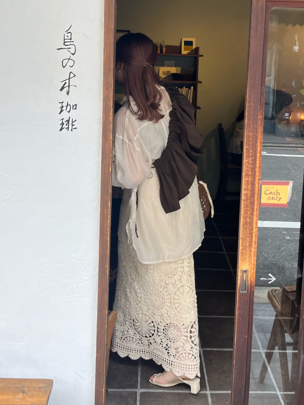 「シャツ好き集まれ、着回しコーデ、夏、スカートコーデ、大人コーデ、淡色コーデ、シアー、淡色女子、付け襟、Kastane、レーススカート、デートコーデ、レイヤードスタイル、夏コーデ、シアートップス」｜「Kastaneのギャザーフリルカラー（その他トップス、ブラウン系）」を使った、kotllioさん（レディース・158cm）の夏コーディネートの3枚目の写真