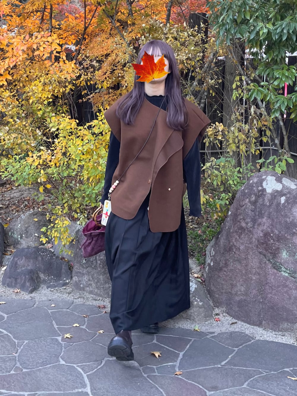 「大人カジュアル、ファッションを楽しもう、秋冬コーデ、ゆるコーデ、冬服、ミニバッグ、おでかけコーデ、骨格ウェーブ、アウター、プリーツスカート」｜「select MOCAのオーバーサイズベスト（ベスト、ブラウン系）」を使った、kotllioさん（レディース・158cm）の秋コーディネートの2枚目の写真