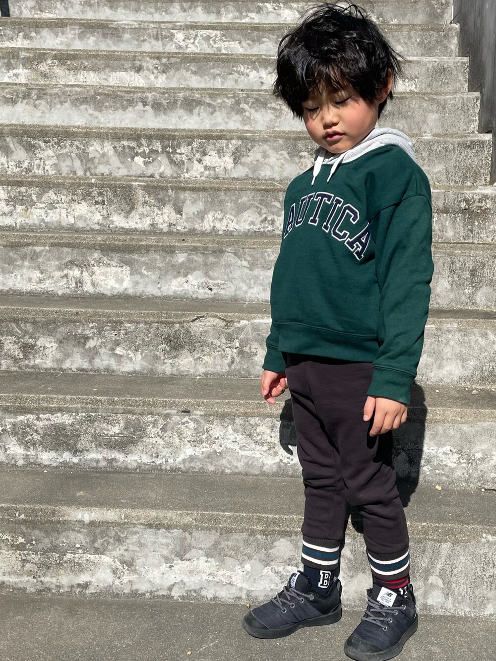 「私の推しブランド、休日スタイル、パーカー、男の子コーデ、グリーン、スニーカー、5歳、nautica」｜「NAUTICAの【NAUTICA/ノーティカ】アップリケロゴ裏毛パーカー（スウェット、グリーン系）」を使った、mi＊さん（キッズ・110cm）の冬コーディネートの2枚目の写真