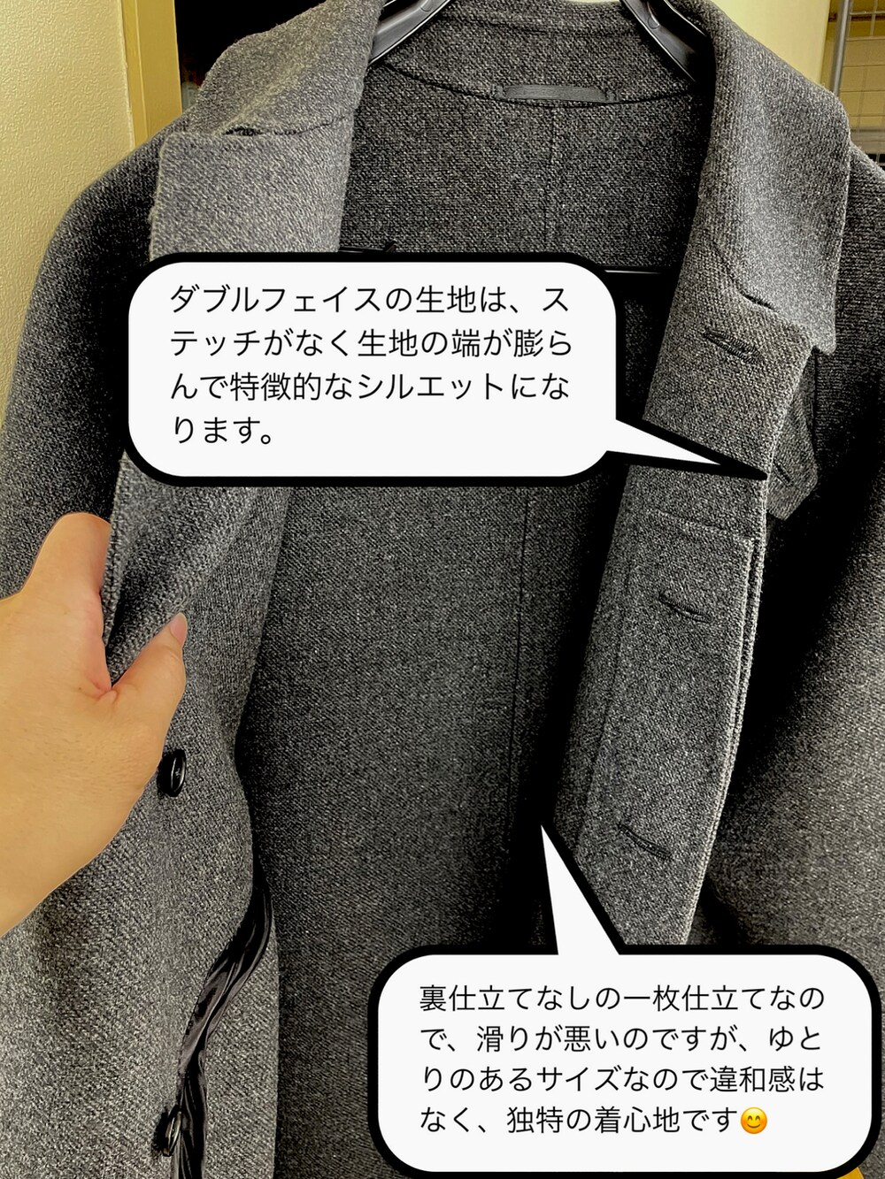 ブラック系のニット/セーター、ブラック系のスニーカー、グレー系のスラックスを着用したメンズの秋コーディネートの2枚目の写真