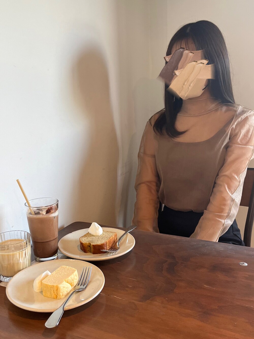 ベージュ系のTシャツ/カットソー、ブラック系のスカートを着用したレディースの秋コーディネートの2枚目の写真