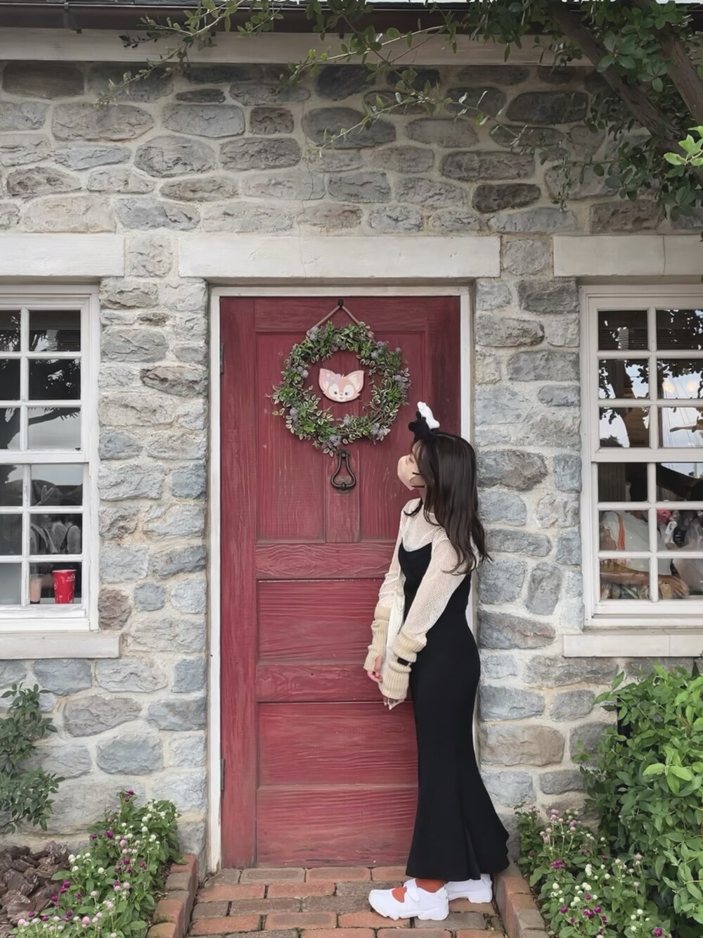 ホワイト系のTシャツ/カットソー、ブラック系のワンピース、ベージュ系のアームカバーを着用したレディースの秋コーディネートの2枚目の写真