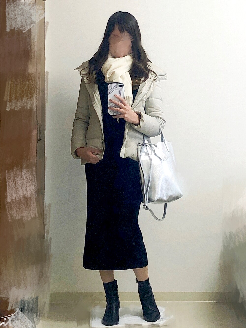 シルバー系のショルダーバッグ、グレー系のダウンジャケット/コート、ブラック系のスカートを着用したレディースの秋コーディネートの2枚目の写真