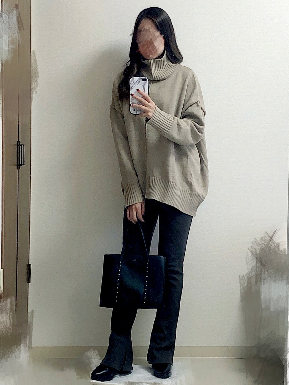 ブラック系のハンドバッグ、ブラウン系のパンツ、ブラック系のブーツを着用したレディースの冬コーディネートの2枚目の写真