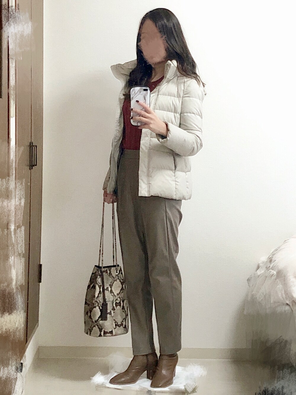 レッド系のTシャツ/カットソー、ブラウン系のスラックス、その他のハンドバッグを着用したレディースの冬コーディネートの2枚目の写真