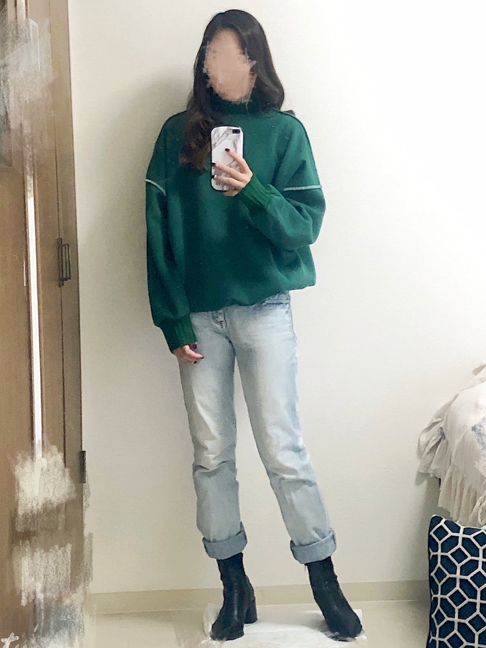 ブラック系のブルゾン、グリーン系のスウェット、ブラック系のブーツを着用したレディースの冬コーディネートの2枚目の写真
