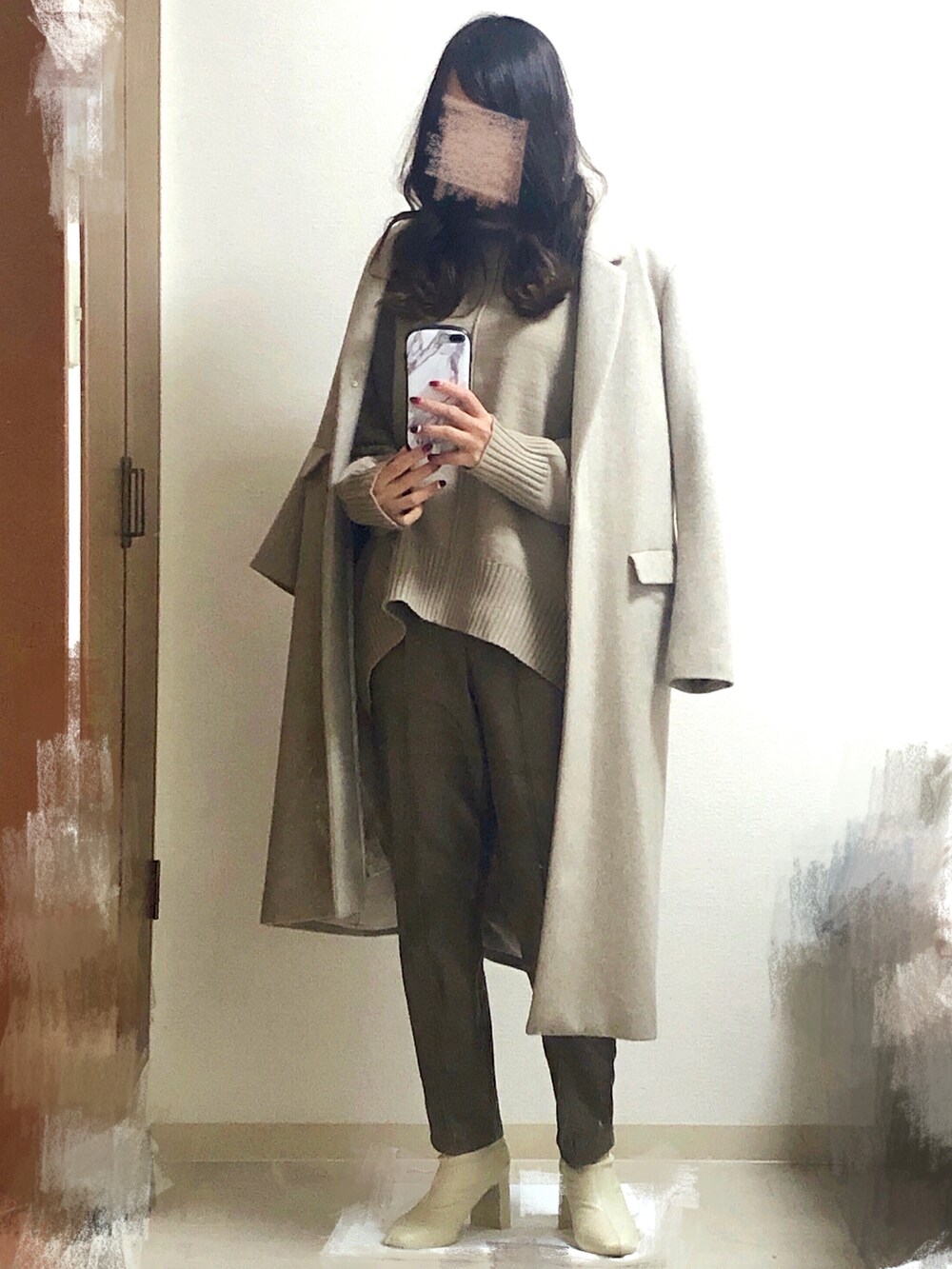 ブラウン系のスラックス、ホワイト系のブーツ、ベージュ系のニット/セーターを着用したレディースの冬コーディネートの2枚目の写真